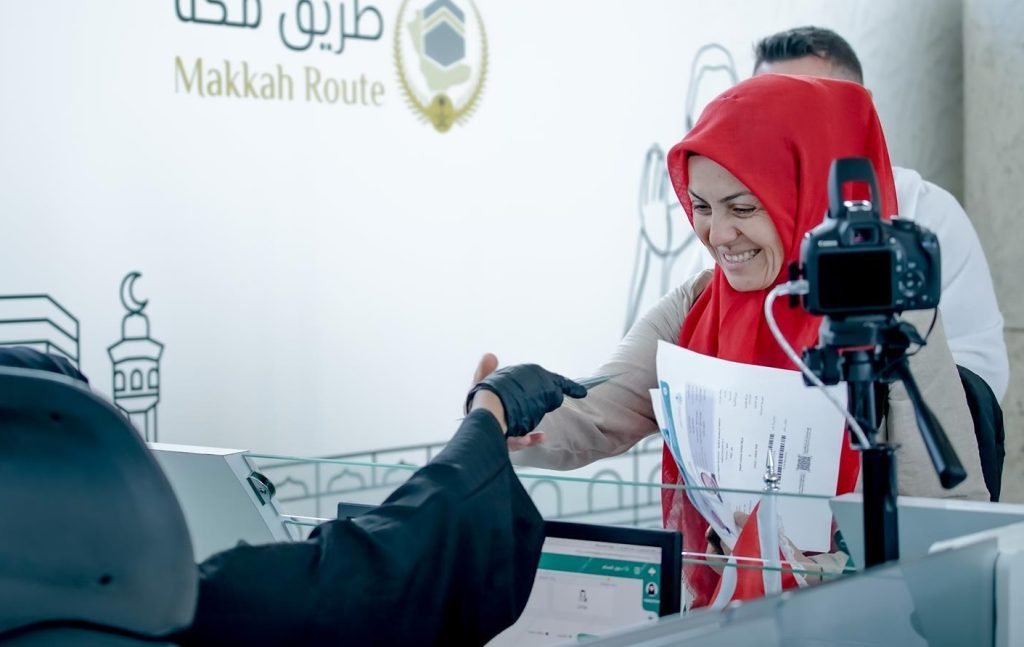وزارة الداخلية تواصل تنفيذ مبادرة “طريق مكة” عبر (17) منفذًا في (10) دول