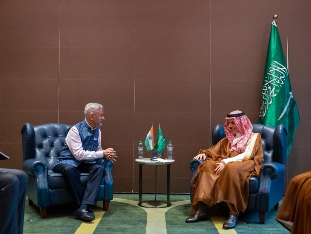 فيصل بن فرحان يلتقي وزير خارجية الهند