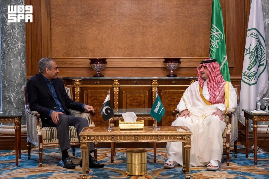 عبدالعزيز بن سعود يستقبل وزير داخلية باكستان