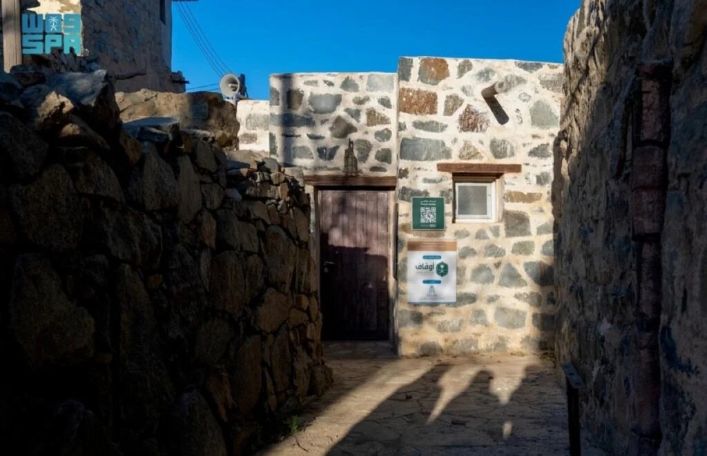 بالطين والحجر.. تطوير مسجد صدر إيد بالنماص