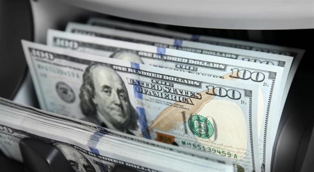 الدولار يستقر بالقرب من أعلى مستوى له في شهرين