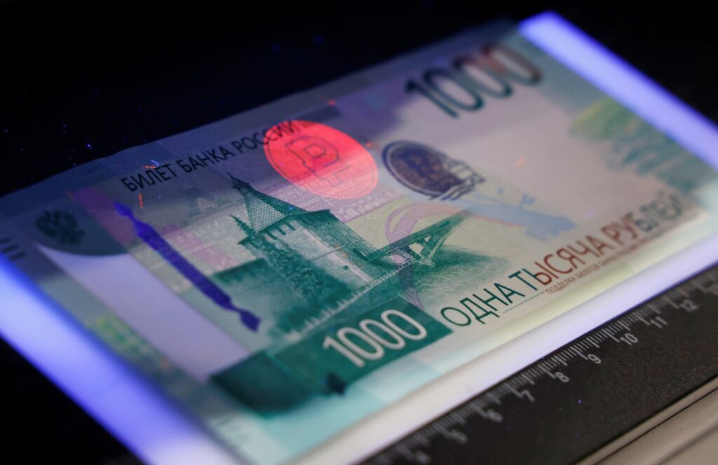 المركزي الروسي يُخَفِّض سعر صرف الروبل أمام العملات الرئيسة