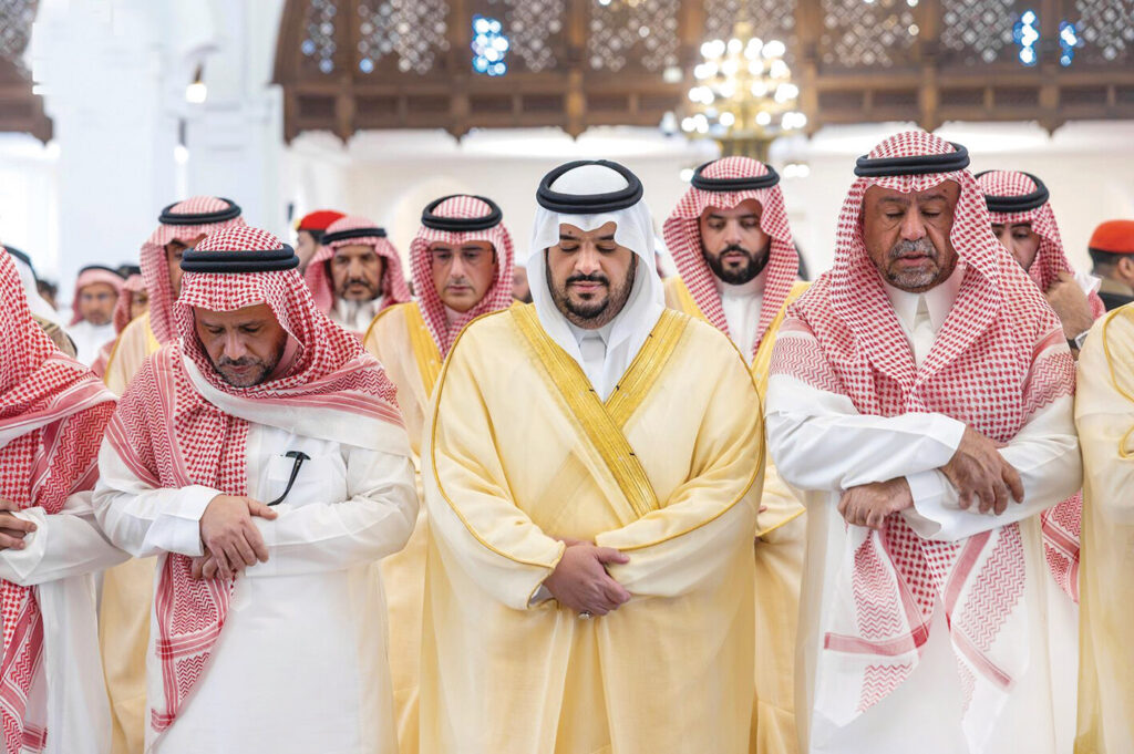 نائب أمير الرياض يؤدي صلاة الميت على عبدالله بن مشاري