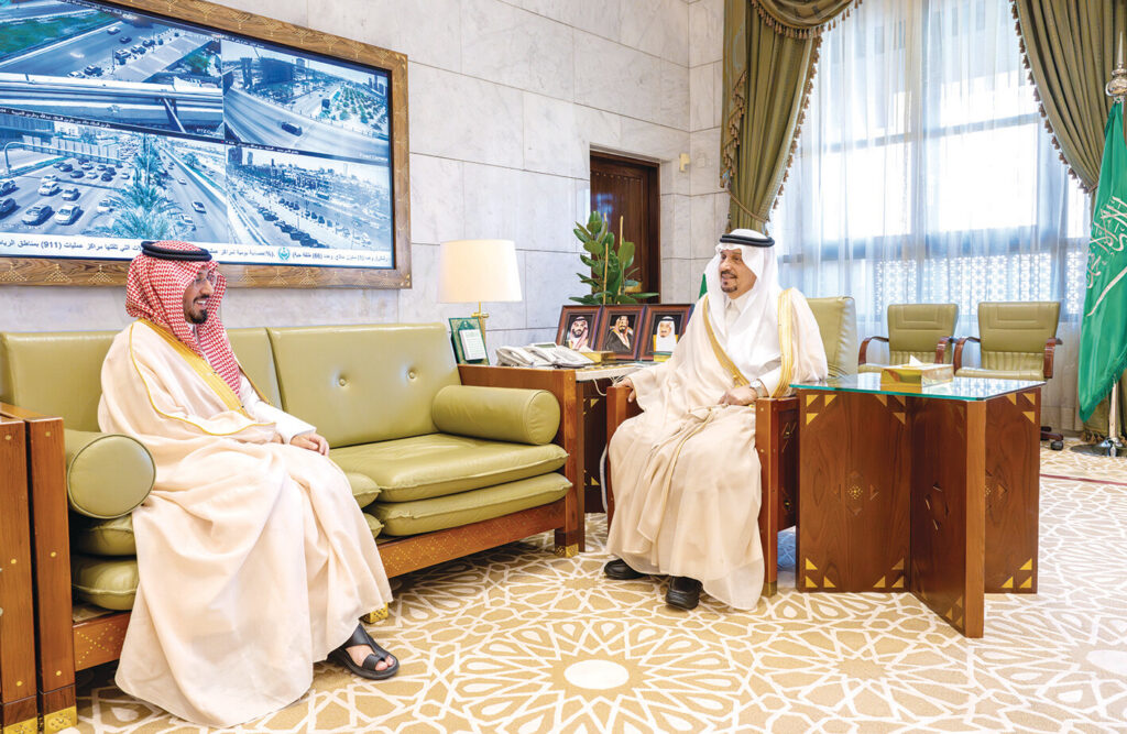 أمير الرياض يستقبل محافظ الخرج.. ويطلع على جهود المحكمة العامة والموارد البشرية والنقل والصحة