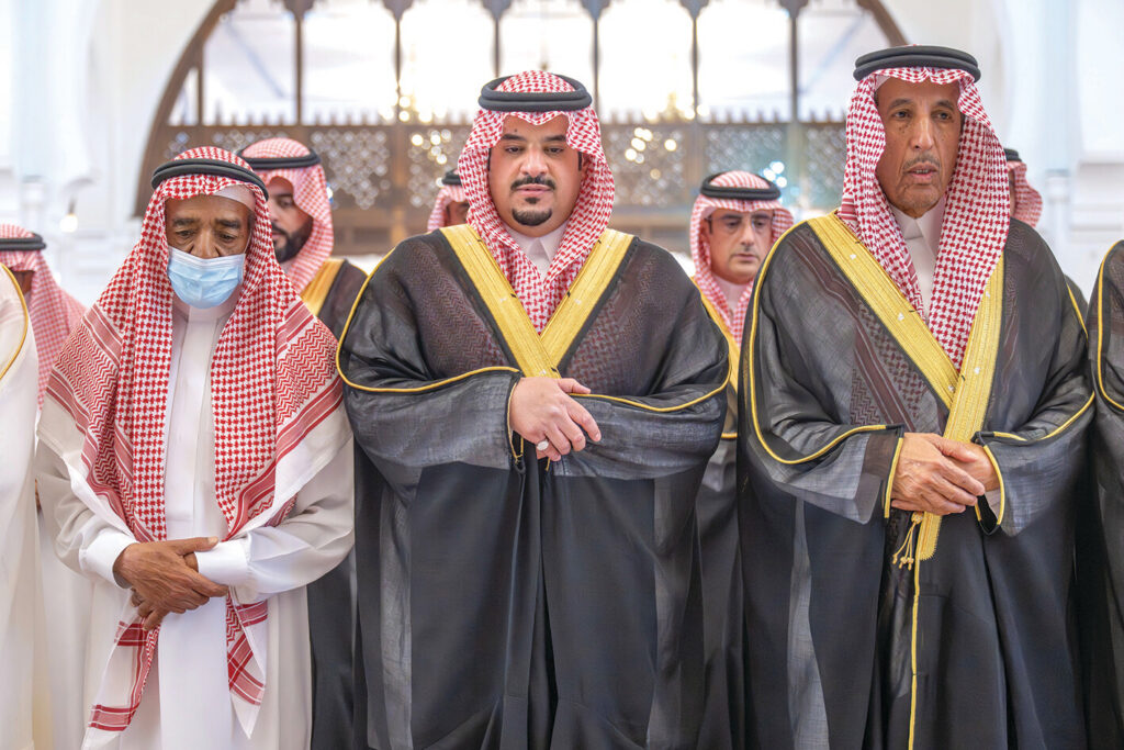 نائب أمير الرياض يؤدي صلاة الميت على عبدالرحمن المقيرن