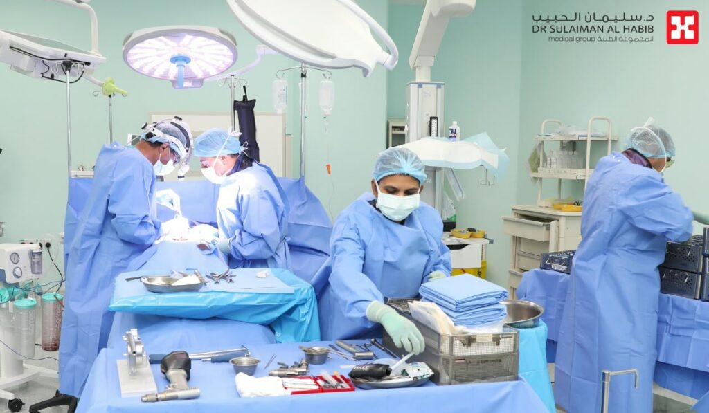 مستشفى الدكتور سليمان الحبيب بالمحمدية في جدة يُنهي معاناة ثلاثينية بعملية قلب مفتوح عبر فتحة صدرية محدودة لتقليل الألم